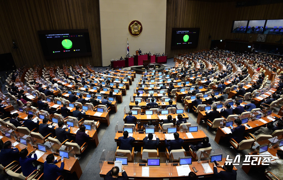 21일 오전 서울 여의도 국회 본회의장에서 열린 제387회국회(임시회) 제2차 본회의에서 5.18민주유공자예우 및 단체설립에 관한 법률 일부개정법률안이 통과되고 있다. ⓒ연합뉴스