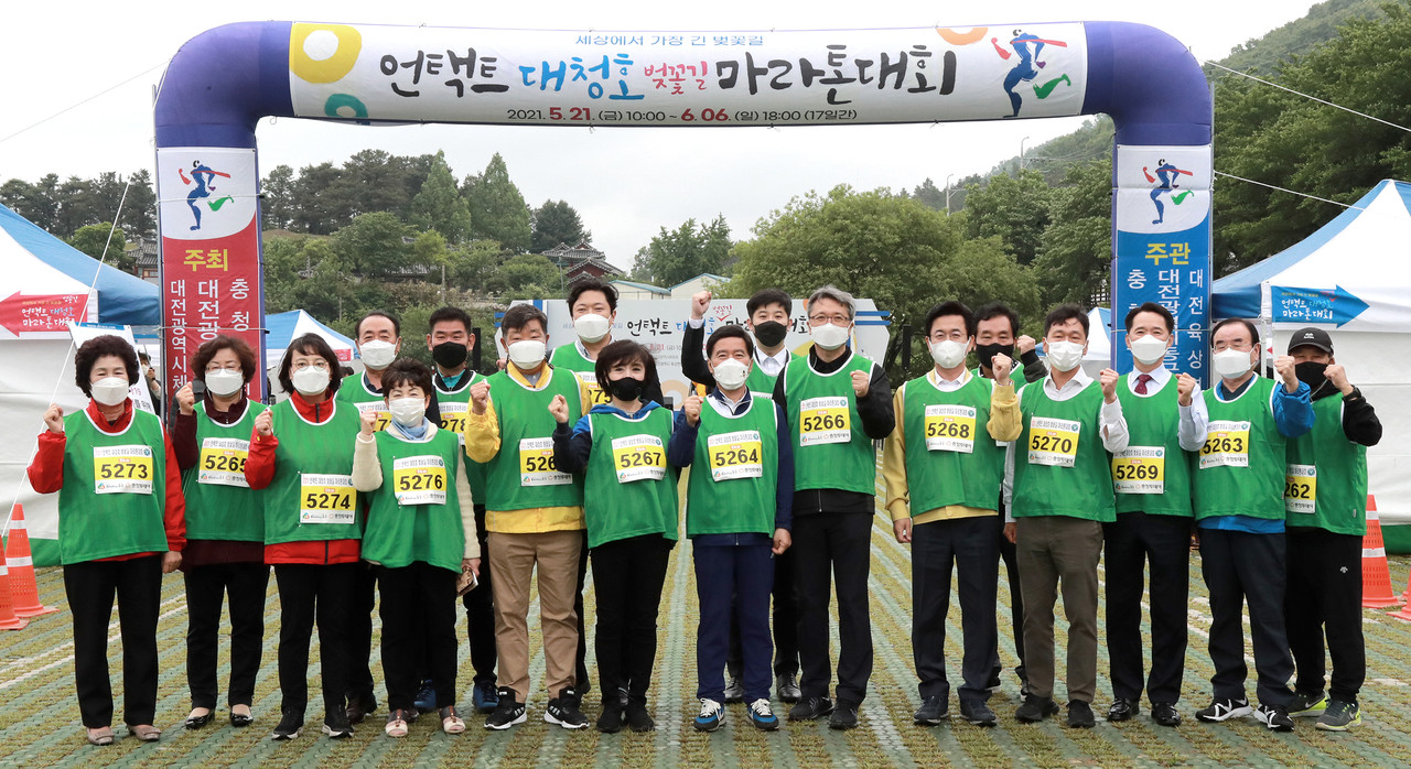 권중순 대전시의회 의장(오른쪽에서 세번째)이 21일 동구 신하동 일원에서 열린 '대청호 벚꽃길 마라톤대회' 개회식에 참석했다. 이날 행사에는  허태정 시장을 비롯해 황인호 동구청장, 박민자 동구의회 의장, 이승찬 대전시체육회장 및 성기선 충청투데이 대표이사 등 20여 명이 행사에 함께 참석했다./ⓒ대전시의회