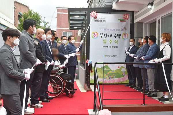 지난 21일, 조재구 남구청장과 장애인 시설 및 지역사회 통합돌봄 사업 관계자들이 참석해 전국 최초로 건립한 무장애 주택에서 새출발하는 신00씨와 박00씨의 입주식을 가졌다./ 남구청