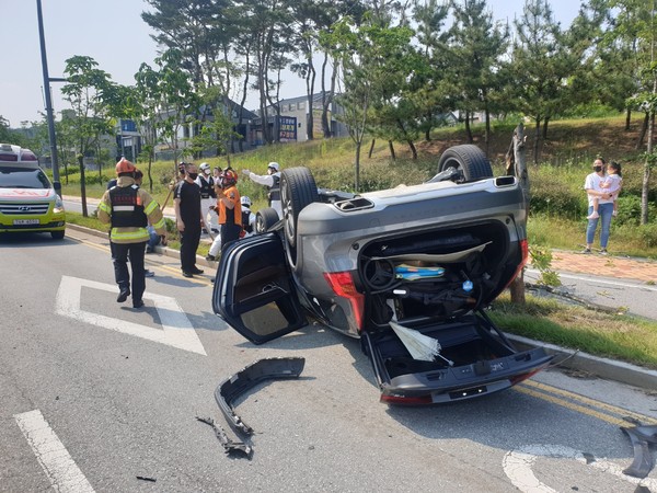 22일 오후 3시 10분쯤 세종시 고운동 윤정형외과 앞 도로에서 6중 추돌사고가 발생, 승용차가 전복돼 신고를 받고 출동한 119구급대원들이 부상자를 구조하고 있다./ⓒ세종소방본부