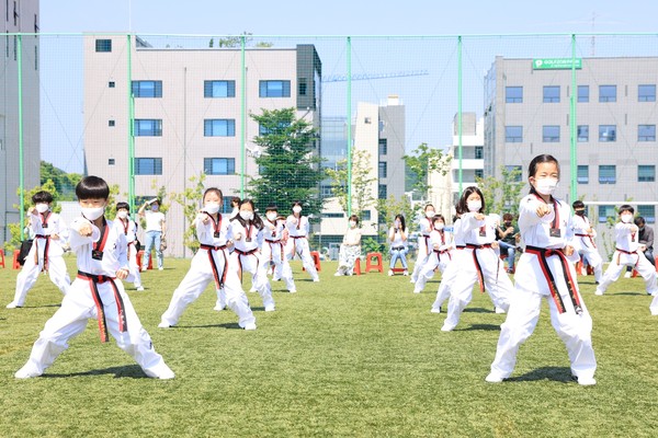 수성구리틀태권도단은 지난 22일 수성알파시티축구장에서 창단식을 가진 후 태권도 시범을 하고 있다./ⓒ수성구청