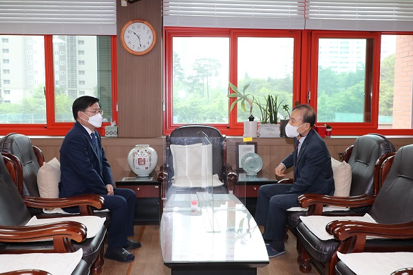 한대희 시장(왼쪽)이 산본초등학교를 방문해 윤종언 교장과 협력사업 등에 대해 논의하고 있다./ⓒ군포시