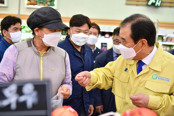 박윤국 시장이 포천농협하나로마트, 일동농협하나로마트를 방문해 출입자 체온측정, 손소독제 비치, 마스크 착용, 환기·소독하기 등 방역수칙 준수여부에 대한 점검을 진행하고, 현장 관계자들에게 개인위생관리 및 지속적 방역수칙 준수 등을 당부했다./Ⓒ포천시청