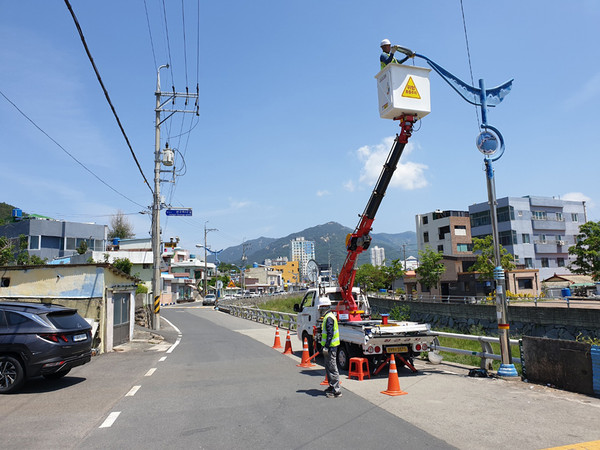 사천 시가지 도로 주변 노후 가로등 LED 등 교체 ⓒ사천시