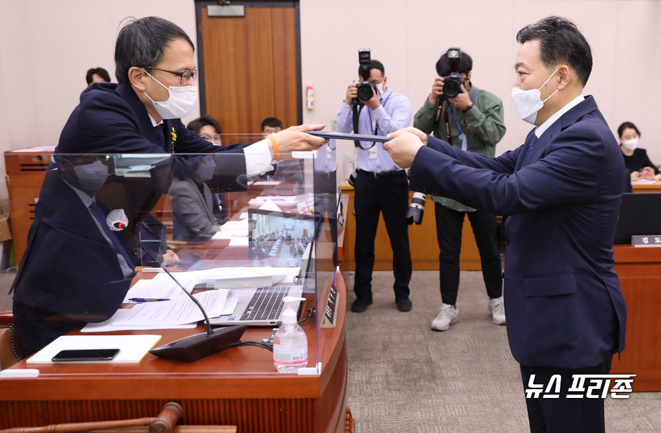 김오수 검찰총장 후보자가 26일 오전 서울 여의도 국회 법제사법위원회 회의장에서 열린 인사청문회에서 박주민 위원장 직무대리에게 선서문을 제출하고 있다. ⓒ연합뉴스