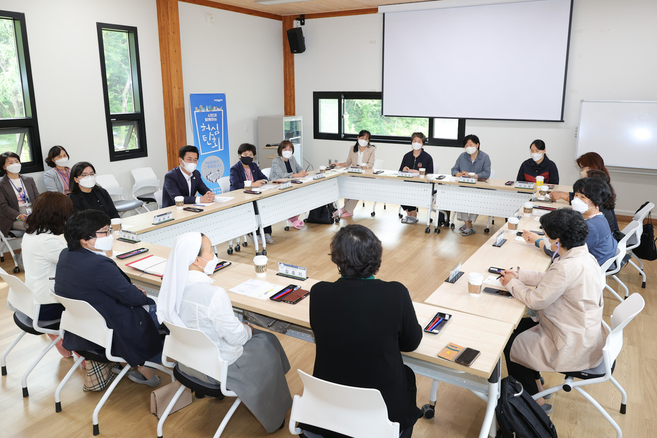 허태정 대전시장이 26일 오전 치유의 숲(무수동 소재)에서 여성폭력방지상담소와 관련 시설 대표 12명과 함께 ‘허심탄회’를 가졌다./ⓒ대전시