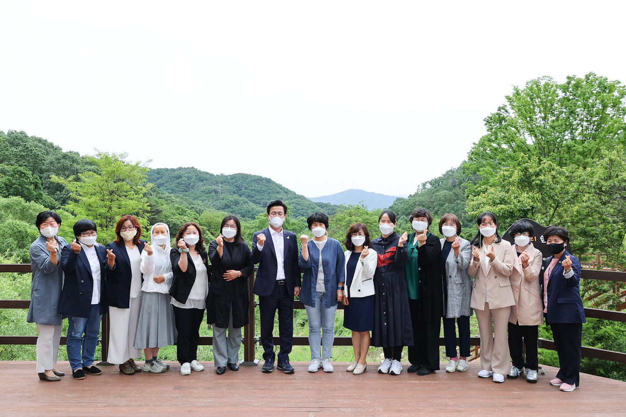 허태정 대전시장이 26일 오전 치유의 숲(무수동 소재)에서 여성폭력방지상담소와 관련 시설 대표 12명과 함께 ‘허심탄회’를 가진 후 기념촬영을 하고 있다./ⓒ대전시