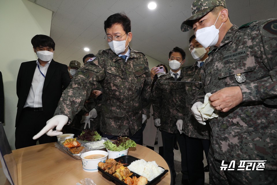 국민소통·민심경청 프로젝트' 로 군부대 장병 급식과 생활여건 현장 점검에 나선 송영기 더불어민주당 대표가 27일 경기 양주시 72사단 202여단을 방문해 장병 및 격리 장병의 급식을 살펴보고 있다. ⓒ연합뉴스