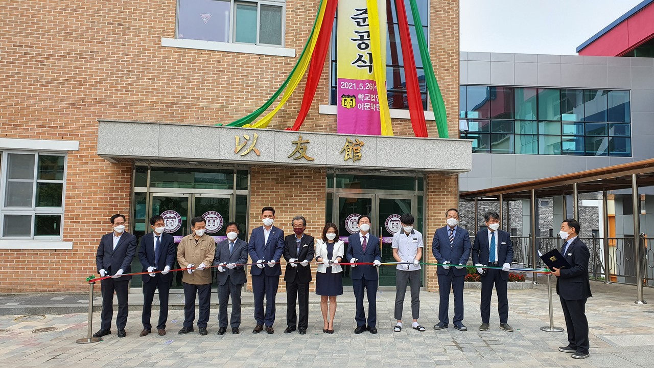 26일 오전 증축공사 준공식이 열린 대전이문고등학교 이우관에서 테이프 커팅하는 모습. 왼쪽부터 박영순 국회의원(다섯번째), 이재광 이문학원 이사장(일곱번째), 설동호 대전시교육감(여덟번째), 김동춘 대전이문고 교장(열번번째)./ⓒ대전시교육청