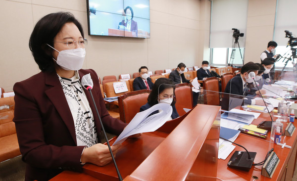 사진: 더불어민주당 이수진 의원이 지난해 11월 26일 오전 서울 여의도 국회에서 열린 산업통상자원중소벤처기업위원회 전체회의에서 법률안 제안설명을 하고 있는 모습. ⓒ 연합뉴스