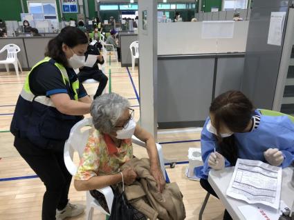 충남 논산시(시장 황명선)가 만75세 이상 어르신 대상 코로나19 백신접종에 407명의 자원봉사자가 참여해 힘을 보태고 있다./ⓒ논산시청