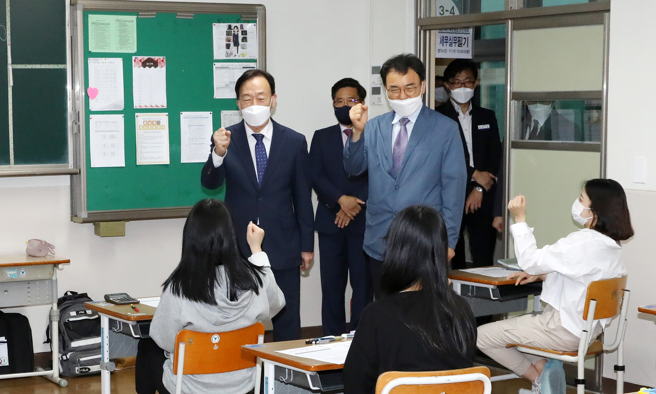 설동호 대전시교육감이 28일 '제11회 대전상업경진대회'가 열린 대전대성여자고등학교를 방문해 학생들과 인사를 나누고 있다./ⓒ대전시교육청