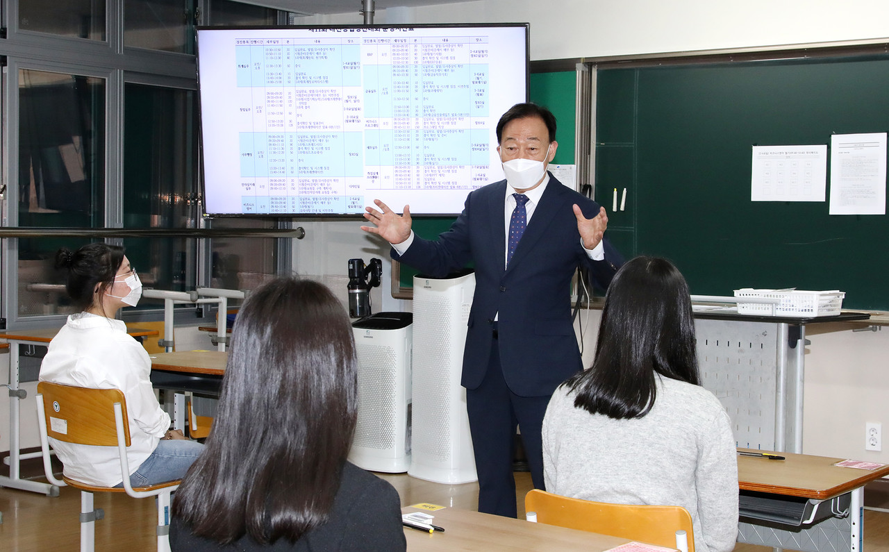 설동호 대전시교육감이 28일 '제11회 대전상업경진대회'가 열린 대전대성여자고등학교를 방문해 학생들을 격려하고 있다./ⓒ대전시교육청