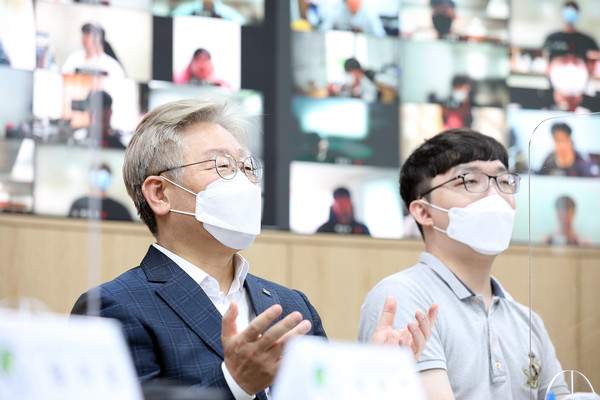 28일 이재명 경기도지사가 성균관대학교 자연과학캠퍼스 인공지능대학원을 찾아, 대학 관계자들 및 학생들과 함께하는 시간을 가졌다. ⓒ경기도