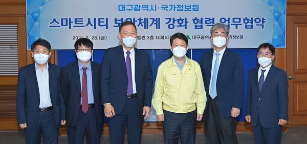 권영진 대구시장, 국가정보원 지부장이 참석한 가운데 ‘스마트시티 보안체계 강화 협력을 위한 업무협약’을 체결후 기념촬을 하고 있다(2021.05.28대구시 제공)