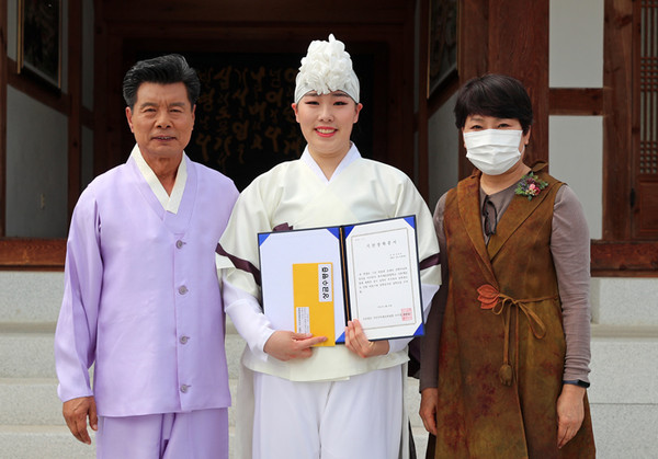 김강유(사진가운데)수상자  기산국악제전위원회의 기산국악장학금 전달 기념촬영을 하고 있다     왼쪽 최종실 위원장   오른쪽 장태분 산청교육장  @산청군