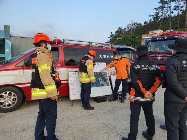 태안해경과 소방당국이  29일 오후 6시 38분쯤 충남 태안군 소원면 모항리 꽃섬 인근에서 실종된 70대 남성을 찾기 위해 현장 일대 주변을 수색하고 있다./ⓒ태안소방서