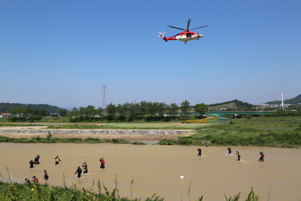 지난 28일 충남 금산군 명암리 봉황천 인근 도로에서 운행 중이던 소형 르노 트위지 전기차가 도로를 이탈해 봉황천으로 추락해 전기차 탑승자 2명이 물에 빠져 실종돼 119구조대와 소방헬기가 현장 일대 주변을 수색하고 있다./ⓒ금산소방서