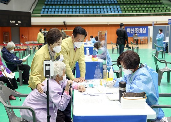 영암군 75세 이상 미접종 어르신, 노인시설 이용․입소자 및 종사자 대상 코로나19 백신 접종 재개/ⓒ영암군청 제공