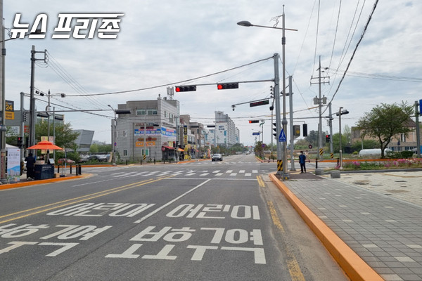 서산시가 안전한 보행환경 조성을 위해 동지역 9개 초등학교 어린이보호구역 내 도로경계석에 오렌지색의 도색 공사를 완료했다. 라온아파트 정문 우회전 교차로 어린이보호구역 내 도로경계석에 오렌지색을 도색한 장면./ⓒ서산시청