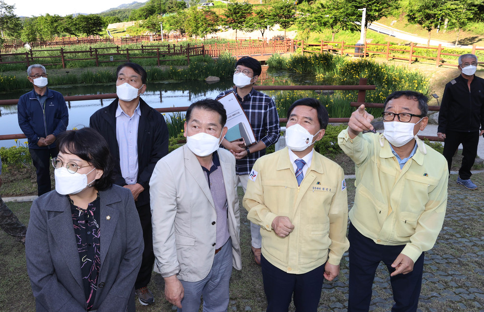 황인호 동구청장이 최근 지난해 여름 집중호우 기간 큰 피해를 입었던 지역과 시설물에 대한 ‘동행점담’을 실시했다./ⓒ동구청