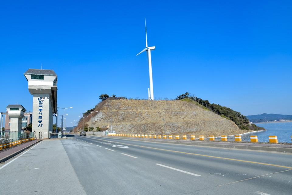 충남 홍성군 서부면 모산도에 설치된 풍력발전기./ⓒ충남도청