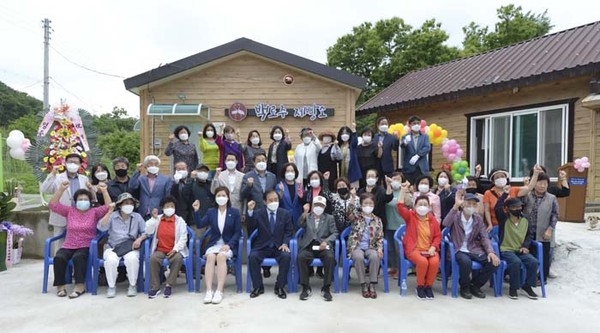 영중면 거사1리에 문을 연 노인일자리 공동작업장 '백로주 제빵소'개소식 단체 촬영 현장./Ⓒ포천시청