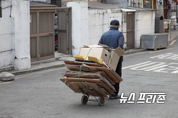 김해시, 재활용품 수집 어르신들에 안전용품 지원-재활용품수집인김해시