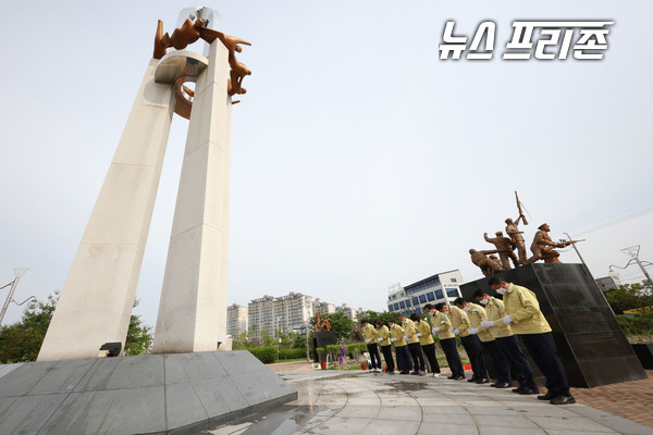 서산시의회 의원들은 ‘6월 호국보훈의 달’을 맞아 1일 동문2동 동문근린공원내 나라사랑공원에서 나라사랑공원의 주탑인 나라사랑기념탑과 보조탑인 독립유공자탑, 6.25참전유공자탑, 베트남참전유공자탑과 주변을 청소하고 나라사랑기념탑에 헌화를 하며 6월의 첫 날을 뜻깊게 시작했다./ⓒ서산시의회