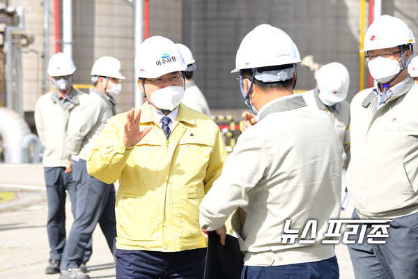 시민의 안전을 위해 여수국가산단을 방문, 안전 및 환경 관리 현황을 점검하고 있는 권오봉 여수시장 / ⓒ 강승호 기자