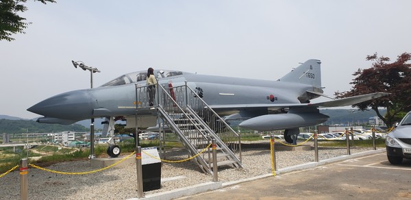 군위군은 불용 항공기(F-4D) 1기를 공군 제11전투비행단으로부터 무상으로 대여받아 군청 주차장 측면에 설치했다./ⓒ군위군청