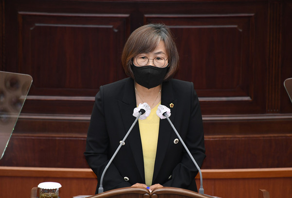 경남도의회 정례회에서 아동보호 정책 개선을 촉구하고 있는 이영실 의원 경남도의회