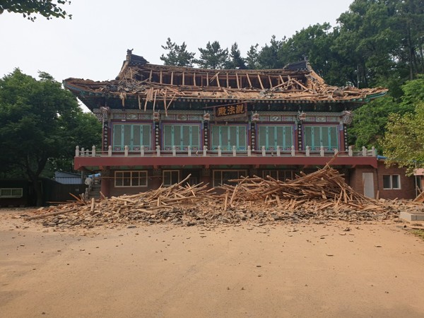 1일 오후 3시 22분쯤 충남 천안시 서북구 매주리에 위치한 대덕사(절)에서 설법전 건물 지붕이 붕괴되는 사고가 발생했다./ⓒ천안서북소방서