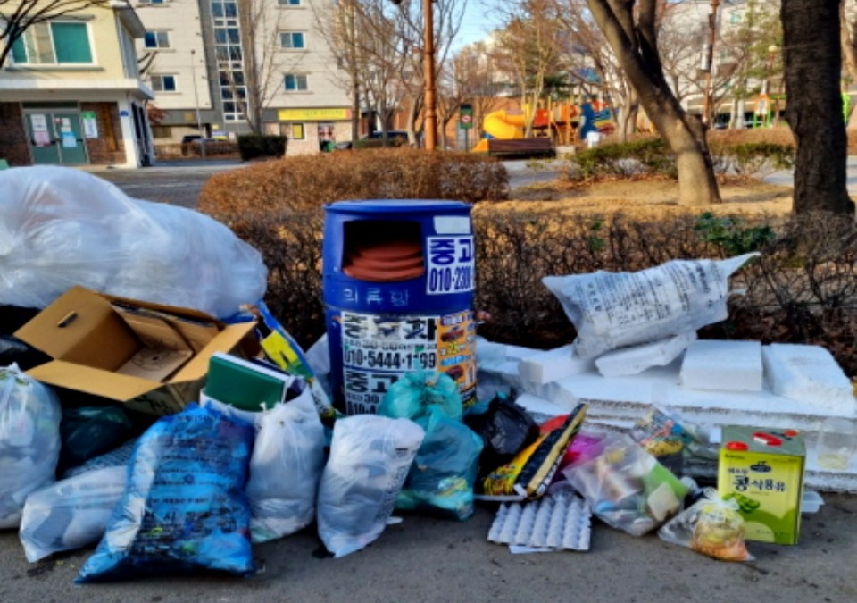 관리소홀로 강제철거 대상 된 의류수거함./ⓒ아산시