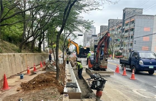 대전 중구(구청장 박용갑)는 우기대비 도로시설물 사전점검과 일제정비 기간을 이달 18일까지 운영한다./ⓒ중구청