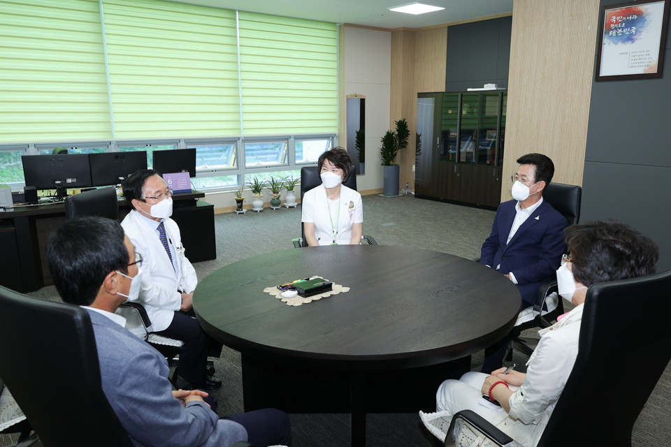 2일 허태정 대전시장이 호국보훈의 달을 맞아 대전보훈병원을 방문해 국가유공자와 유가족에게 위문품을 전달했다./ⓒ대전시