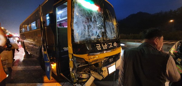 3일 오후 7시 49분쯤 충남 천안시 동남구 삼룡동 인근 경부고속도로 하행선 부산방향 334km지점에서 고속버스끼리 추돌하는 사고가 발생했다./ⓒ천안동남소방서