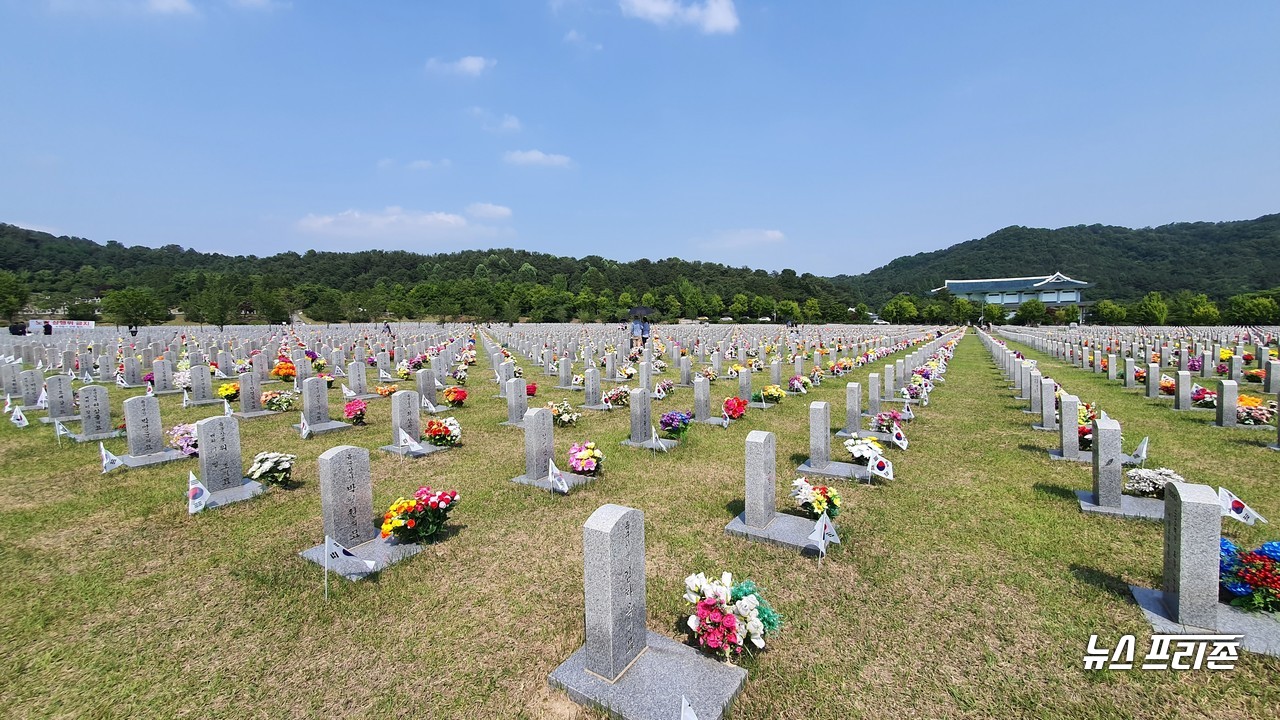 현충일을 맞은 6일 오후 유가족 등 참배객이 다녀간 국립대전현충원에는 묘비 옆에 태극기와 추모를 위한 꽃이 자리를 하고 있다./ⓒ이현식 기자