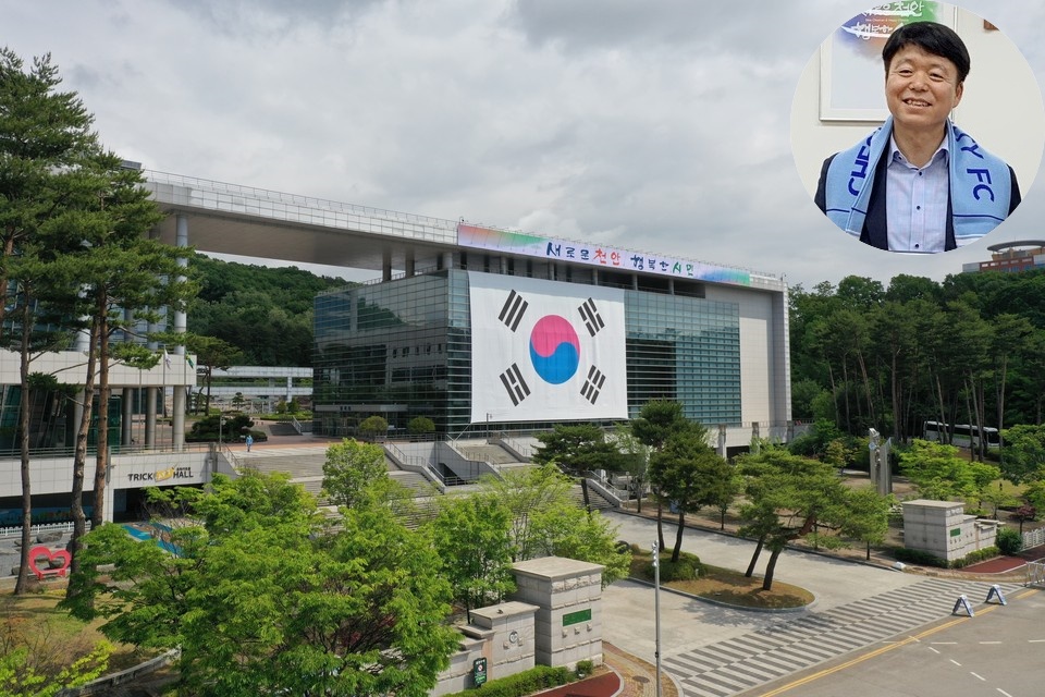 천안시청 전경과 이종기 부이사관(오른쪽 상단)./ⓒ김형태 기자