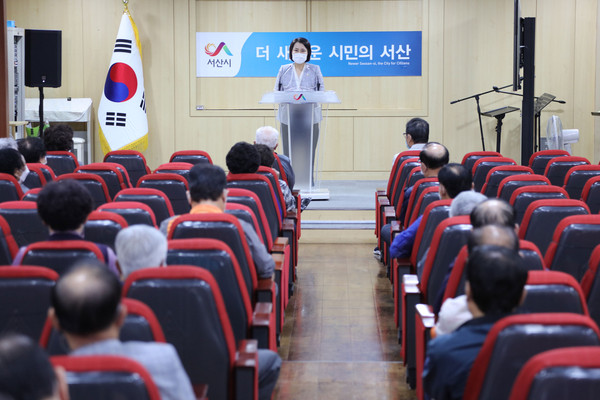 서산시의회 이연희 의장이 지난 4일 서산시종합사회복지관에서 열린 2021 어르신아카데미서 ‘노인과 아이가 행복한 서산시’라는 주제로 특강을 하고 있다./ⓒ서산시의회