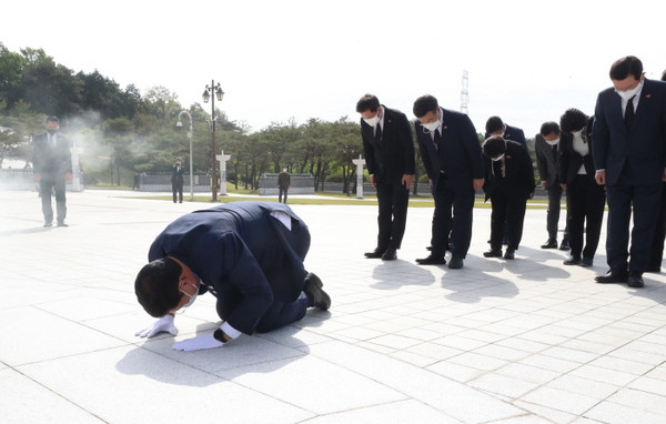 엎드려 절하는 민주당 송영길 더불어민주당 대표가 7일 광주 북구 국립5·18민주묘지를 찾아 최고위원들과 함께 참배하고 있다. 연합뉴스