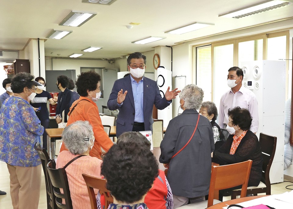 7일 정용래 유성구청장이 운영을 재개한 도안휴먼시아 10단지 경로당을 방문해 어르신들과 담소를 나누고 있다./ⓒ유성구청