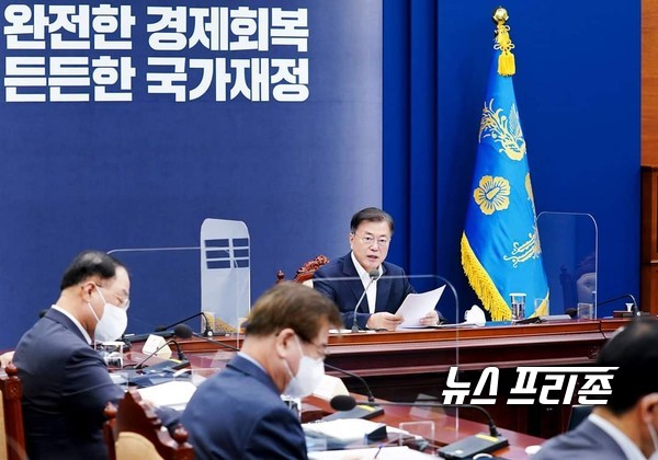 문재인 대통령은 7일 청와대에서 주재한 '제3차 코로나19  대응 특별방역점검회의'에서  코로나19 백신 접종과 관련해 "3분기에는 국민의 70%인 3천600만명의 1차 접종이 완료될 것"이라고 말했다.(사진=청와대)