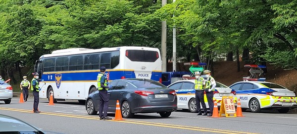 대구 성서경찰서 교통과에서 15시 용산동소재 6차선도로에서 대낮 음주단속을 실시하고 있다(2021.06.08)