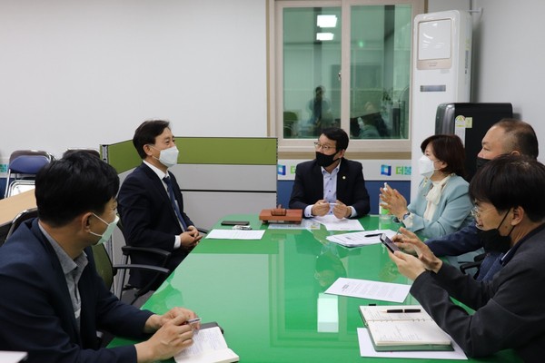 더불어민주당 대구시당 기초의회의원협의회에서 회의 중인 기초의원들