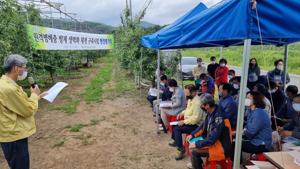 군위군은 부계면 사과농가에서 원격병해충 방제 생력화 체계 구축시범 현장평가회를 개최했다./ⓒ군위군청