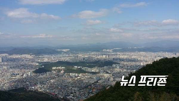 ‘여름 비대면 안심관광지 25선’에 선정된 대구 앞산공원 정상에서 바라 본 대구시 전경/ 서삼봉기자