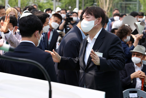 윤석열 전 검찰총장이 9일 오후 서울 남산예장공원 개장식에서 지지자들에게 자제를 부탁하고 있다.