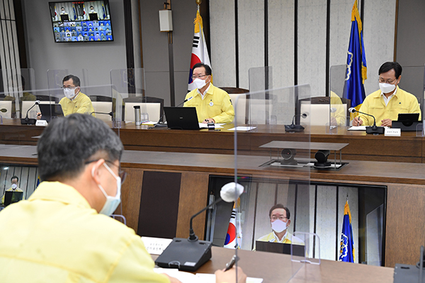 김부겸 국무총리가 9일 정부세종청사에서 열린 코로나19 중대본 회의에서 발언하고 있다.