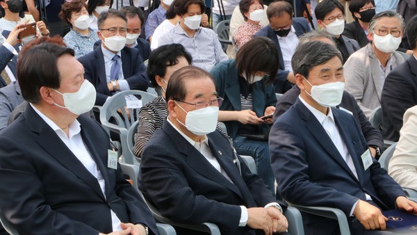 예장공원개장과 이회영기념관 개관식에 참석한 윤석열 전 총장(왼쪽),  이종찬 전 의원(가운데), 이종걸 전 의원(왼쪽)